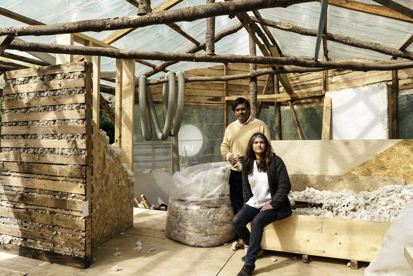 Equipo Lanarq instalando aislamiento de lana de oveja en Chile