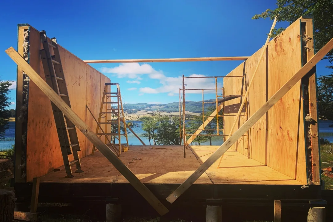 Montaje de los muros del refugio con vista al Lago Pólux