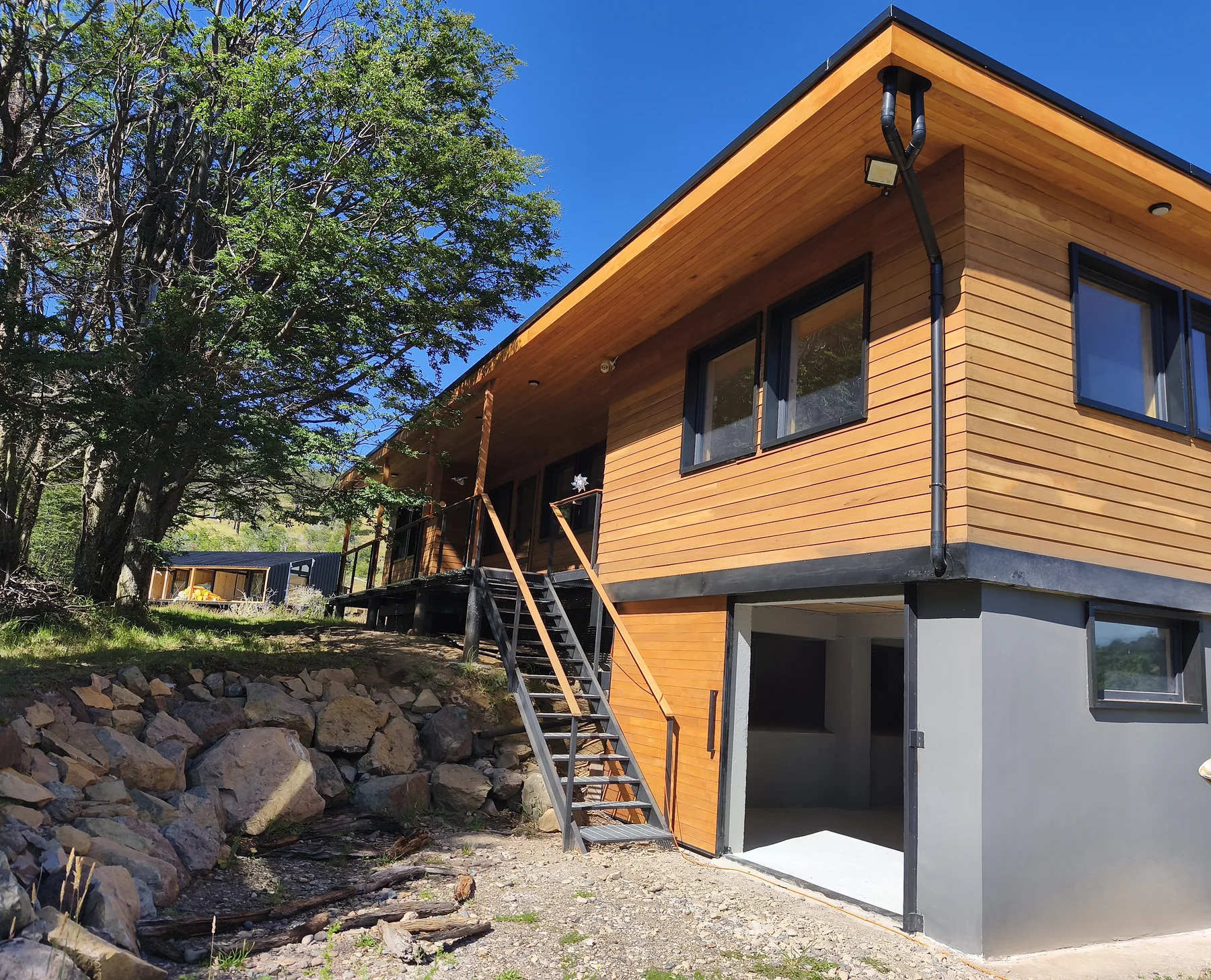 Fachada de madera de la vivienda Lago Monreal