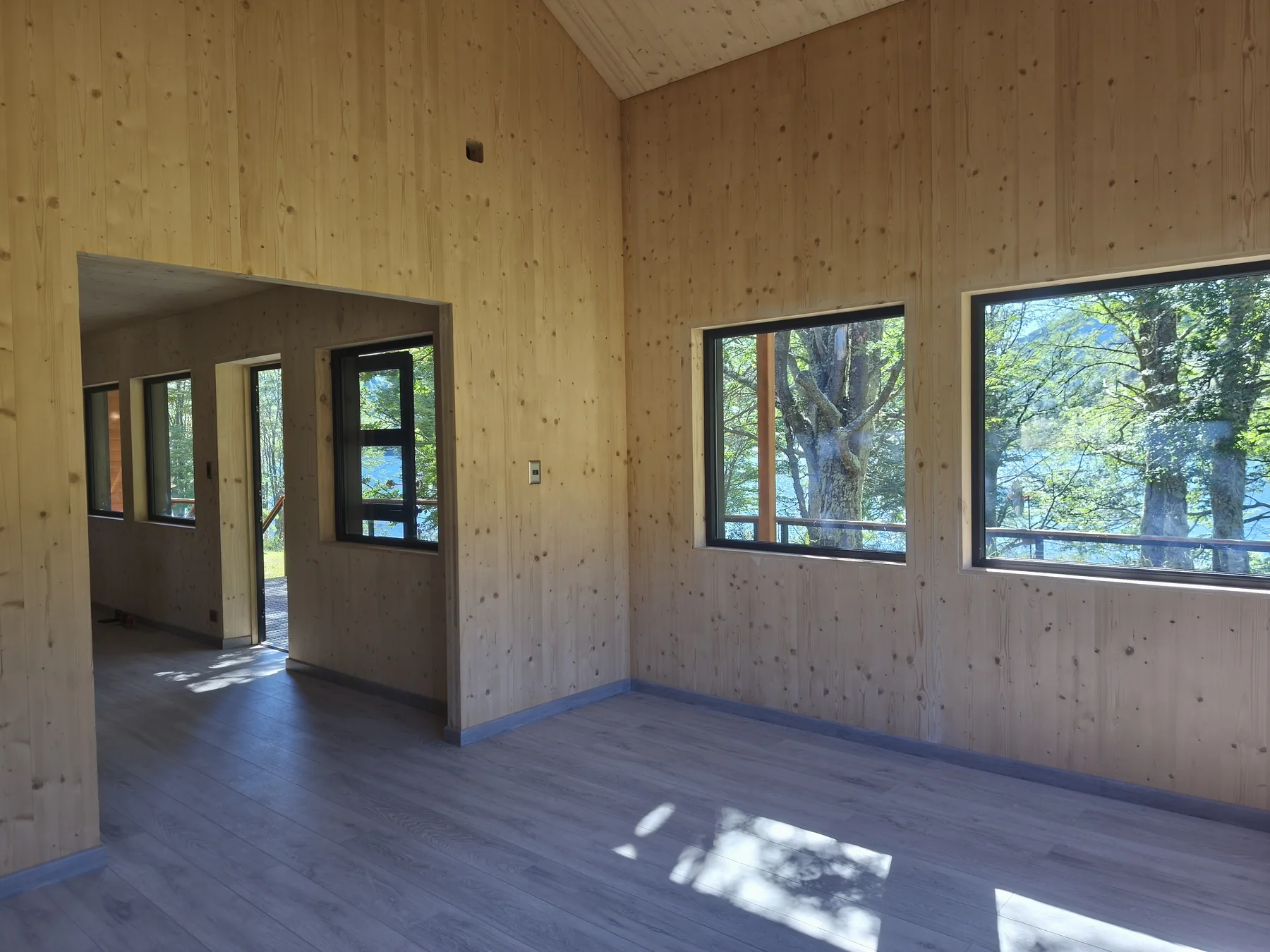Interior de madera contralaminada de la vivienda Lago Monreal