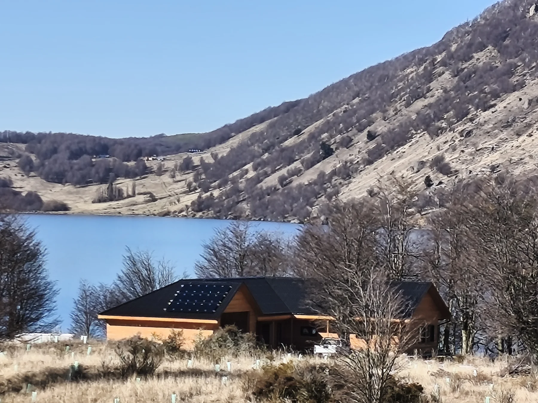 Vivienda Lago Monreal integrada al paisaje patagónico